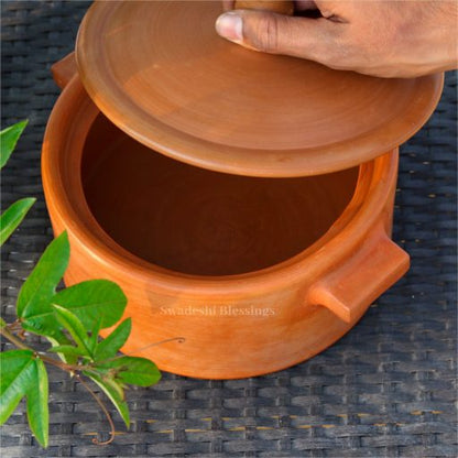 Swadeshi Blessings Exclusive Range Unglazed Clay Hot Case/ Earthen Kadai/ Clay hot case For Serving with Lid, 2.8Liters (With Natural White Firing Shade &amp; Mirror Shine) + FREE ASH For Cleaning