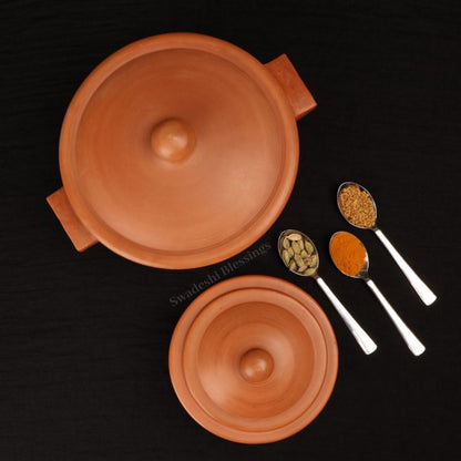 Swadeshi Blessings Exclusive Range Unglazed Clay Dahi Handi/Kadai/Hot Case/Earthen Pots Combo For Cooking &amp; Serving With Lid, 1 &amp; 2.8Liters (Natural Firing Shade &amp; Mirror Shine)+FREE ASH For Cleaning